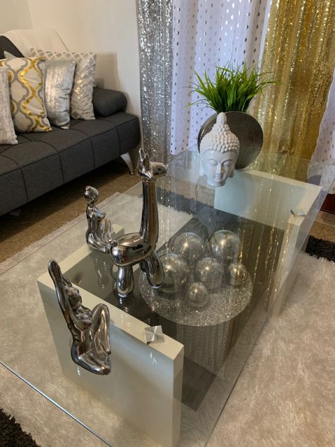 White coffe table with white and silver.
Mesa de centro con toques blancos y plateados yoga lady’s jirafa y Buddha Silver Room Decor, Silver And Gold Decor, Glam Home Decor, Silver Room, Gold Decor, Gold And Silver, Bedroom Design, Sweet Home, Coffee Table