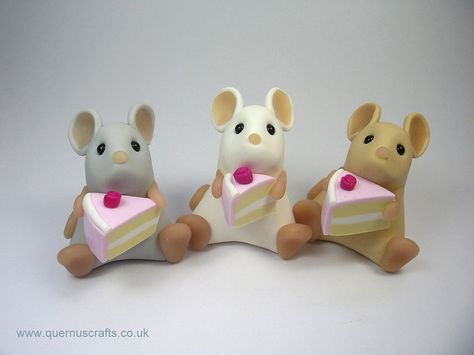 Mice with Strawberry Cake by QuernusCrafts, via Flickr Polymer Animals, Birthday Cake Fondant, Fondant Girl, Polymer Food, Field Mice, Mouse Crafts, Animals Christmas, Fondant Animals, Polymer Clay Figures