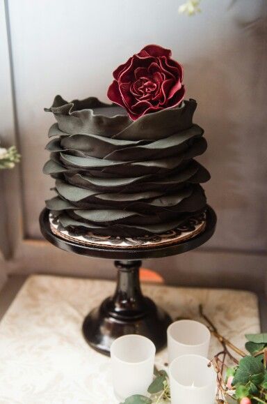 Black Icing, Gothic Cake, Fondant Ruffles, Halloween Wedding Cakes, Bolo Vintage, Ruffle Wedding Cake, School Wedding, Black Cake, Fondant Wedding Cakes