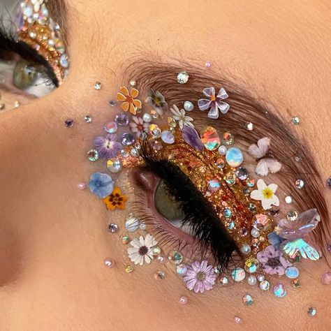 I’m loving all the close ups on my page atm! KEY PRODUCTS- @plouise_makeup_academy tangy Teese paint @karlacosmetics nightgown and sassy… | Instagram Flower Make Up, Gig Aesthetic, Extra Makeup Looks, Floral Makeup Looks, Floral Eye Makeup, 70’s Makeup, Ballerina Bride, Photographic Makeup, Makeup Looks Ideas