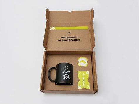 Coworking Login: Welcome Kit                                                                                                                                                                                 More Coworking Design, Coworking Space Design, Pr Kit, Welcome Kit, Swag Ideas, Coworking Office, Box Packaging Design, Press Kit, Employee Engagement