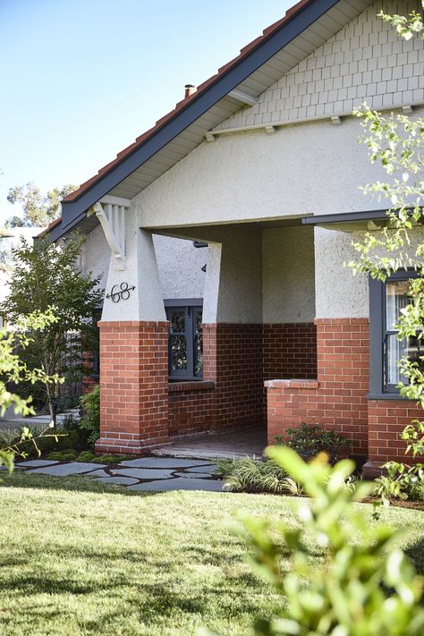 Melbourne Suburbs, California Bungalow, Bungalow Exterior, Modern Extension, House Extension Design, Clerestory Windows, Brick Exterior House, House Extensions, Brickwork