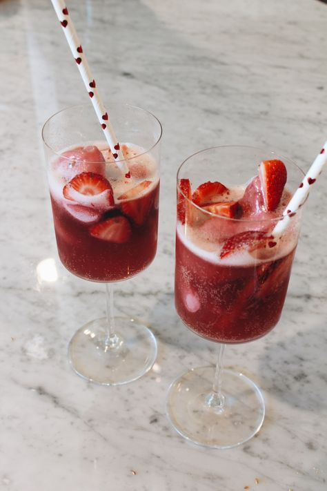 Kitchen Dinner Ideas, Valentines Drinks Alcoholic, Galentines Cocktails, Sorbet Champagne, Party Dinner Ideas, Champagne Sorbet, Dinner Ideas For Family, Strawberry Cocktail, Valentine Drinks