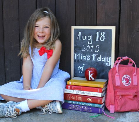 First Day Of Kindergarten Photoshoot, First Day Of School Photoshoot Ideas, 1st Grade Picture Ideas First Day Of, First Day Of Middle School Photo Ideas, 1st Day Of School Photoshoot, Simple Back To School Photoshoot, First Day Preschool Ideas, Second Grade Picture Ideas, Kindergarten First Day Of School Picture Ideas