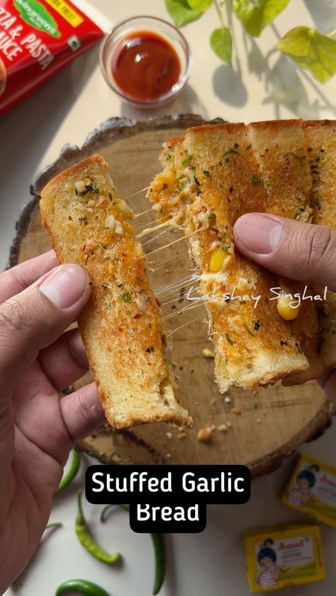 Stuffed Garlic Bread, Planes Of Existence, Maggi Recipes, Food Vegetarian, Pani Puri, Vegetarian Fast Food, Tastemade Recipes, Indian Cooking Recipes, Sweet Dishes Recipes