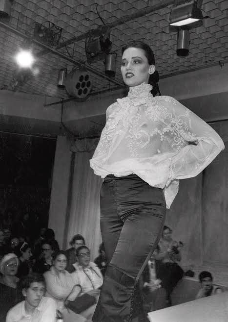 Karl Lagerfeld Chloe 70s, Chloe Karl Lagerfeld, Karl Lagerfeld Chloe, 70s Aesthetic, 60s Style, May 1st, 60s Fashion, Runway Models, White Blouse