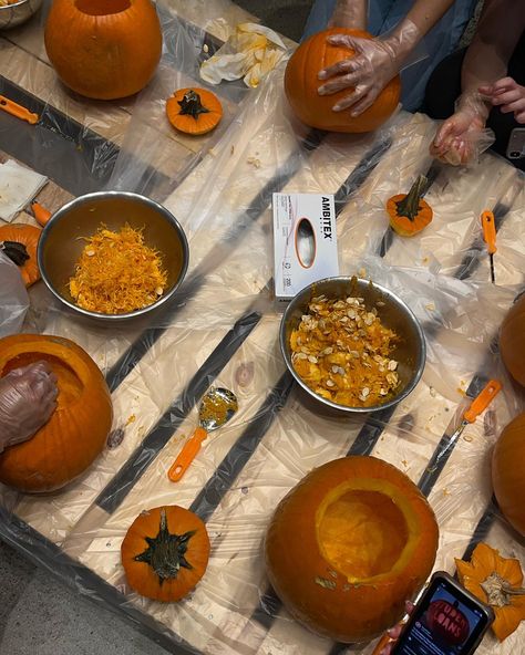 Pumpkin Carving With Friends, Autumn Crafts Aesthetic, Fall Aesthetic Crafts, Carving Pumpkins Aesthetic, Pumpkin Carving Station, Aesthetic Pumpkin Carving, Pumpkin Carving Aesthetic, Romanticizing Fall, Autumn Activity