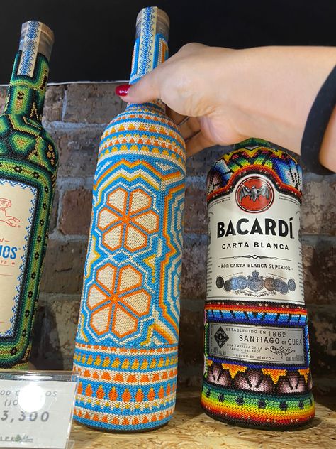 Botella huichol Storage Tubes, Baby Cartoon Drawing, Tequila Bottles, Bling Crafts, Huichol Art, Glass Bottles Art, Bunny And Bear, Custom Bottles, Baby Cartoon