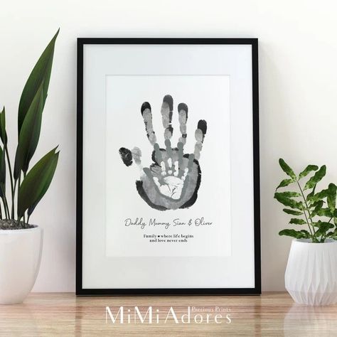 Family Hand Print Art, Family Handprint Art, Hiasan Dinding Diy, Family Handprint, Hand Print Art, Family Hand Prints, Baby Fathers Day Gift, Family Hands, Baby Footprint Art