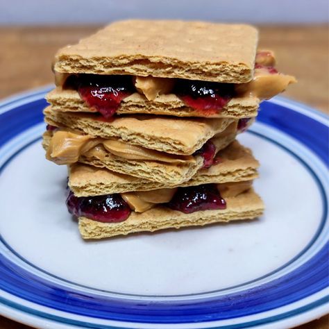 This super easy peanut butter and jelly graham cracker sandwich is a copycat version of Welch's Grandslam. Graham Cracker Peanut Butter, Graham Cracker Sandwich, Birthday Party Foods, 5 Minute Snacks, Pumpkin Fluff Dip, Frozen Pudding, Mini Strawberry Cheesecake, Peanut Butter And Jelly Sandwich, Simple Sandwiches