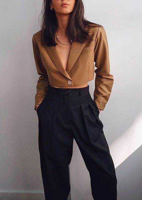 Para usar já: blazer cropped - Guita Moda. Conjuntinho de alfaiataria, blazer cropped, calça de alfaiataria preta Crop Blazer Outfit, Cropped Blazer Outfit, Cropped Outfits, Blazer Outfits Casual, Blazer Outfits For Women, Glossy Makeup, Crop Blazer, Elegante Casual, Crop Top Outfits