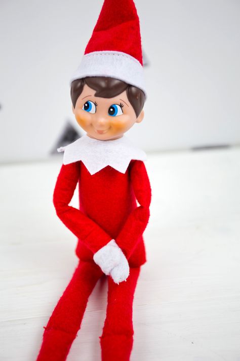 How To Make Elf On The Shelf Posable, How To Make Your Elf Stand Up, Preschool Elves, Pinterest Christmas Crafts, Winter Crafts Preschool, Christmas Elf Costume, Christmas Baby Pictures, Elf On Shelf, Shelf Book