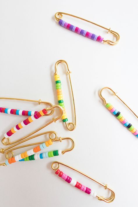 DIY Giant Friendship Pins Friendship Pins, Friendship Crafts, Market Day Ideas, Safety Pin Crafts, Pins Diy, Safety Pin Jewelry, Plaid Trousers, Friends Diy, Diy Pins