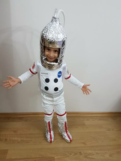 Diy Astronaut Costume, Fancy Dress Costumes Kids, Recycled Costumes, Fancy Dress Competition, Carnival Crafts, Space Costumes, World Book Day Costumes, Astronaut Costume, Solar System Crafts