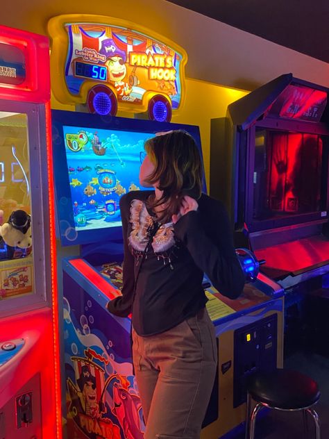 Arcade Instagram Captions, Arcade Captions, Arcade Shoot, Arcade Photoshoot, Arcade Aesthetic, Ig Pics, Foto Shoot, Fun Photoshoot, Poses Instagram