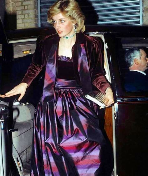 November 1, 1982 Princess Diana arrives at Blenheim Palace in Oxfordshire to attend a performance by The English Chamber Orchestra… Prince Diana, Queen Diana, Princess Diana Fashion, Princess Diana Family, Diana Princess Of Wales, Royal Family England, Princes Diana, Diana Fashion, Style Royal