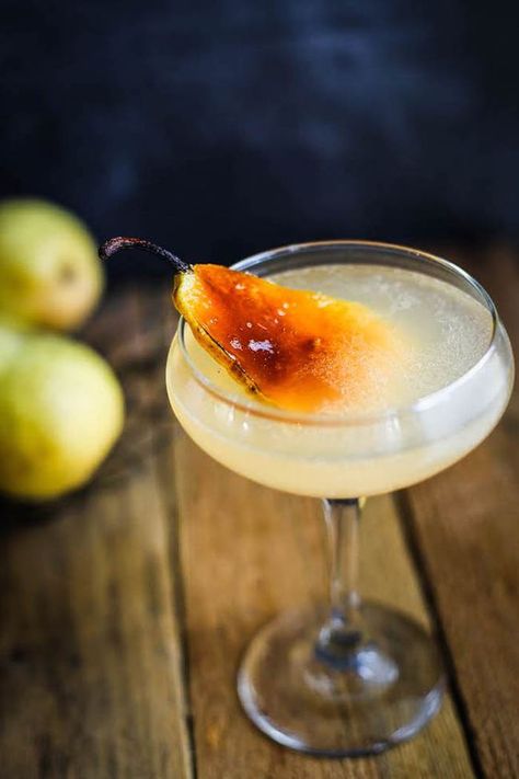 A simply spiced pear cocktail is garnished with a beautiful brûléed for smokey sweet flavor that an autumn evening deserves. Pear Cocktail, Spiced Cocktail, Pear Cocktails, Tasty Drinks, Cocktail Serving, Spiced Pear, Sweet Cocktails, Cocktail Ingredients, Fall Cocktails