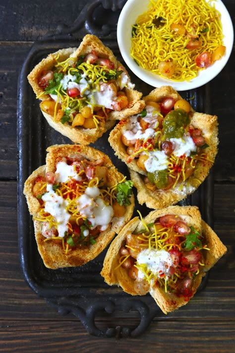 Indian Chaat Party Ideas, Basket Chaat Recipe, Indian Chaat Recipes Street Food, Aloo Chaat Recipe, Pani Puri Chat, Katori Chaat, Chat Recipes, Indian Starters, Sandwich Recipes Indian