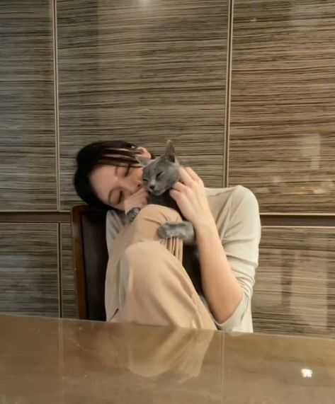 Yuna with cat Jolie Pitt, Wife Material, Girlfriend Material, Korean Aesthetic, Girl Icons, Healthy Relationships, Boyfriend Material, Korean Girl, Girl Group