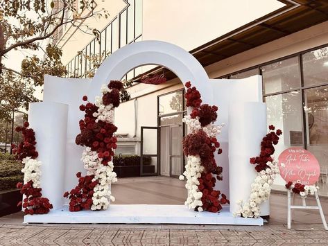 Diy Backdrop Stand, Wedding Gate, Red Wedding Theme, Wedding Entrance Decor, Wedding Inspirasi, Traditional Wedding Decor, Wedding Entrance, Wedding Stage Decorations, Diy Backdrop