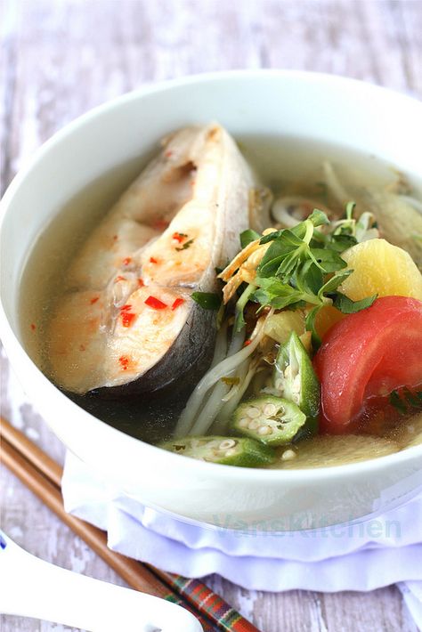 Vietnamese sweet and sour soup Vietnamese Fish Soup, Catfish Soup, Viet Dishes, Sour Fish Soup, Tamarind Soup, Sweet And Sour Fish, Sweet And Sour Soup, Lao Food, Vietnamese Foods