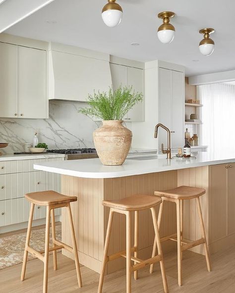 Wood and leather Vintage Stools at Blond Vertical Plank Island - Modern - Kitchen Collective Studio, Kitchen Island Tops, Curved Kitchen, Kitchen Peninsula, Grey Kitchen Island, Black Granite Countertops, White Kitchen Island, Island Countertops, Kitchen Island With Seating