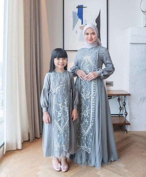 5 Model Gamis Brokat Kombinasi Polos Terbaru untuk Lebaran 2024, Bikin Tampil Modis - Plus.Kapanlagi.com Model Gamis, Hari Raya, Outfit Hijab, Samara, Girl Dress, Hijab Fashion, Girls Dresses, Quick Saves