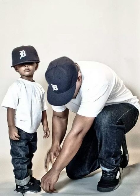 Urban syle Black Father And Son Aesthetic, Black Father And Son Photoshoot, Father Son Picture Ideas, Fatherhood Pictures, Father Son Photoshoot Ideas, Father And Son Photoshoot Ideas, Dad And Kids Photoshoot, Father And Son Poses, Dad And Son Photoshoot