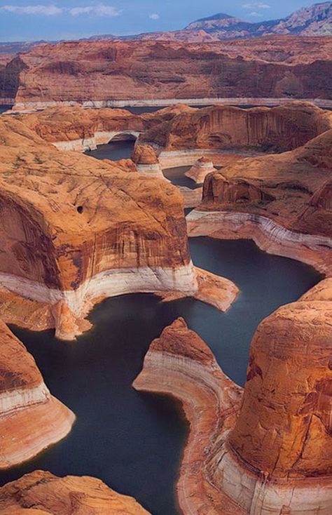 Canyon Lake is one of four reservoirs that were formed by the damming of the Salt River in the U.S. state of Arizona.The lake was formed by the Mormon Flat Dam, which was completed in 1925 after two years of construction. Canyon Lake Canyon Lake Arizona, Arizona Lakes, Glen Canyon, Matka Natura, Canyon Lake, Lake Powell, Arizona Usa, Red Rocks, Bryce Canyon