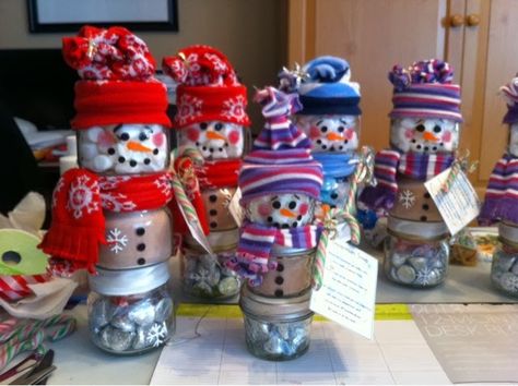 Diy Crafts With Mason Jars, Crafts With Mason Jars, Snowman Jars, Hot Chocolate Snowman, Chocolate Snowman, Hot Chocolate In A Jar, Baby Food Jar Crafts, Homemade Decorations, Hot Chocolate Gifts