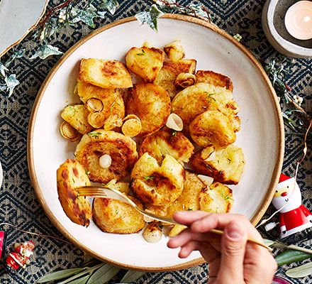 Retried roasties - BBC Good Food Leftover Potato Recipes, Roast Potatoes Recipes, Leftover Potatoes Recipes, Leftover Brussel Sprouts, Pumpkin Cheese Ball, Potato Pancakes Easy, Easy Baked Potato, Baked Potato Skins, Christmas Food Recipes