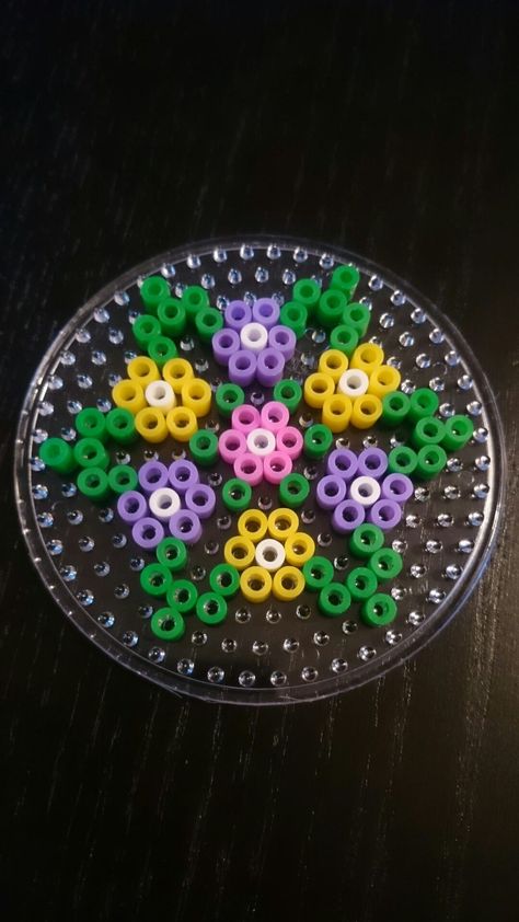 Peeler Bead Ideas Circle, Circle Perler Bead Patterns, Perler Bead Flower, Melt Beads Patterns, Hamma Beads Ideas, Melty Bead Patterns, Pearl Beads Pattern, Flowers 3d, Easy Perler Beads Ideas