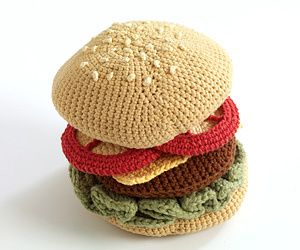 2000 Free Amigurumi Patterns: Free crochet pattern: Jumbo Burger Amigurumi Food, Crochet Lion, Food Patterns, Crochet Food, Crochet Decoration, Lion Brand Yarn, Amigurumi Free Pattern, Crochet For Kids, Knitted Toys