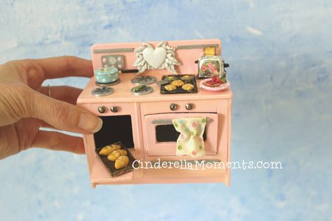 Tutorial - Cinderella Moments: Vintage Style Dollhouse Miniature Stove Oven Cooking Range Tutorial Miniature Stove, Cottage Dollhouse, Cinderella Moments, Dollhouse Tutorials, Cooking Range, Dollhouse Miniature Tutorials, Miniature Projects, Stove Oven, Miniature Kitchen