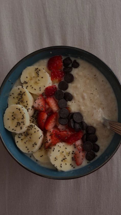 Oatmeal With Fruit Aesthetic, Oatmeal With Fruit Breakfast, Breakfast Oats Aesthetic, Oats And Fruits Bowl, Protein Oats Aesthetic, Healthy High Protein Meals Aesthetic, Oat Aesthetics, Over Night Oats Aesthetic, Overnight Oats Bowl