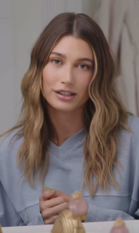 Hailey Bieber Hair Blonde Highlights, Hailey Bieber Wavy Hair, Haley Bieber Hair, Hailey Baldwin Hair, Natural Brown Hair, Colored Hair Tips, Dirty Blonde Hair, Brown Hair With Blonde Highlights, Brown Hair Balayage