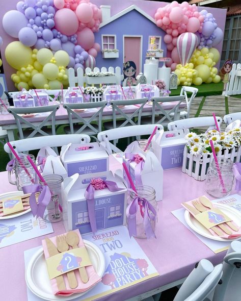 Dollhouse Party Theme, Doll House Party Theme, Kids Party Table Set Up Ideas, Doll House Birthday Party, Doll Party Theme, Kids Party Tables, Princess Birthday Decorations, Glamping Birthday, Party Activities Kids