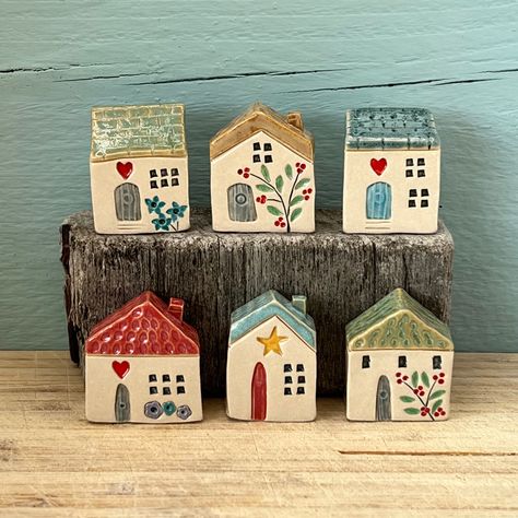 Clay Ideas Cristmas, House Pottery Ideas, Ceramic House Ornaments, Small Ceramic Houses, Miniature Ceramic Houses, Mini Ceramic Houses, Mini Clay House, Pottery Houses Ideas, Christmas Ceramic Houses