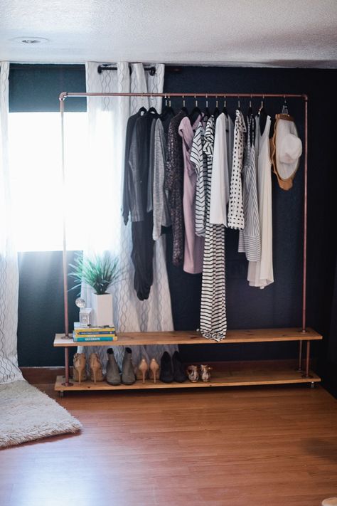 No closet? No problem. Create a DIY garment rack to take care of all of your clothes! This tutorial even shows how to add an extra shelf for storage and shoes! Diy Kast, Diy Rack, Diy Clothes Rack, Laundry Rack, Open Closet, Clothes Hanging, Diy Wardrobe, Clothing Displays, Diy Laundry