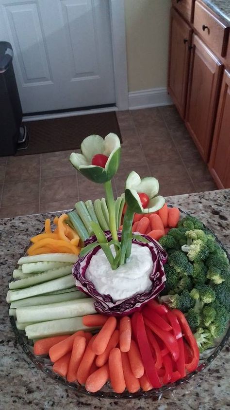 Veggie cucumber flowers with scallion stems. Veggie Flowers, Veggie Tray Designs, Flower Veggie Tray, Cute Veggie Tray Ideas, Flower Veggie Board, Veggie Tray Display, Animal Shaped Veggie Tray, Flower Shaped Veggie Tray, Groovy Veggie Tray