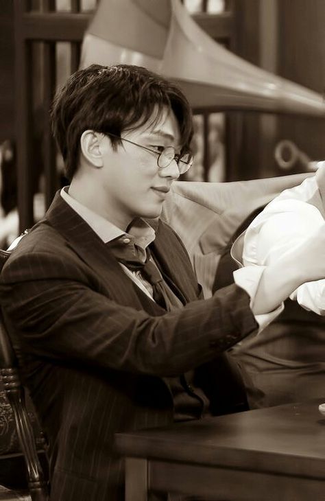 Chicago Typewriter, Yoo Ah In, American Series, Foreign Film, Photographs Of People, Brown Aesthetic, Kdrama Actors, Korean Celebrities, Daegu