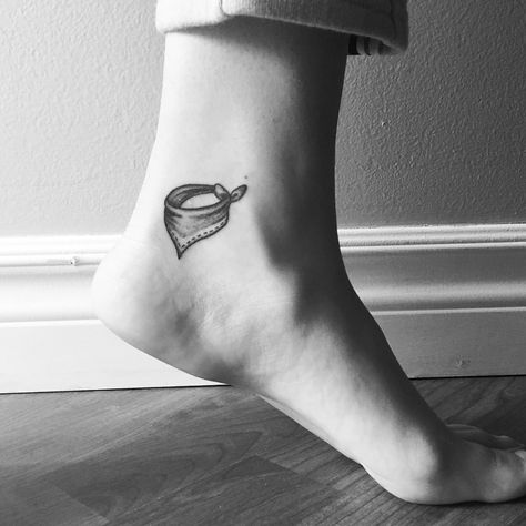 Minimalist Tattoo. Black and White. Bandana. Bandana Tattoo Ideas, Bandanna Tattoos, Handkerchief Tattoo, Flat Cap Tattoo, Barney Tattoo, Bandana Tattoo Design, Sadie Tattoo, Mh Tattoo, Bandana Drawing