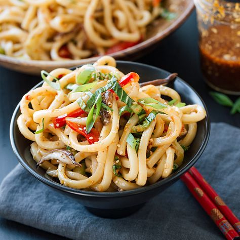 Chilled Garlic Sesame Udon Noodles with Vegetables Noodles With Vegetables, Udon Recipe, Sesame Sauce, Udon Noodles, Noodle Dishes, Noodle Recipes, Asian Dishes, Light Recipes, Asian Food