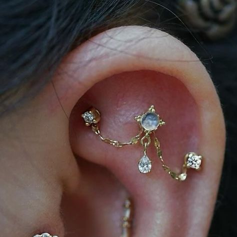 Flat Piercing Jewelry, Earring Stacks, Flat Piercing, Piercing Inspo, Piercing Tragus, Piercing Jewellery, Dream Aesthetic, Tragus Piercing, Piercing Ideas