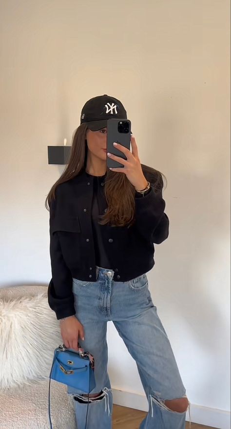 Sports Bomberjack Outfit, Jordan Lipscombe Outfits, Black Bomberjack Outfit Winter Women, Crop Bomberjack Outfit, Spring Jackets 2024, Cropped Bomberjack Outfit, Casual Outfits Ideas, Look Jean, Europe Outfits