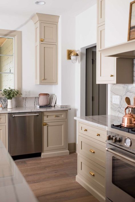 Beige Cabinetry + Modern Kitchen + Cabinet Pulls + Brass Hardware + Marble Backsplash + Brass Sconce + Traditional Kitchen | Design by Whittney Parkinson Design Taupe Kitchen Cabinets, Beige Kitchen Cabinets, Cream Kitchen Cabinets, Taupe Kitchen, Beige Cabinets, Kitchen Luxury, Traditional Kitchen Design, Beige Kitchen, Classic Kitchen