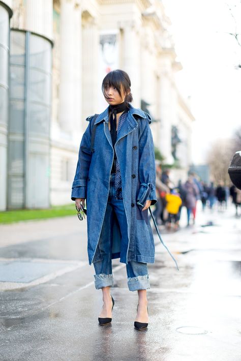 Denim Street Style, Street Style 2016, Denim Trench Coat, Coat Street Style, Coat Outfit, Paris Fashion Week Street Style, All Jeans, Denim Chic, Double Denim