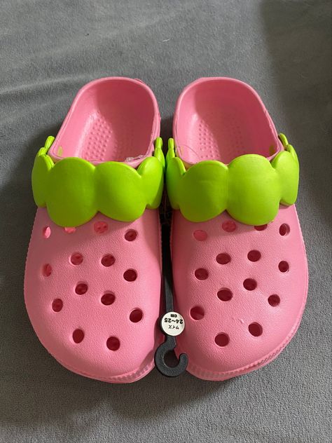 Strawberry Crocs, Strawberry Shoes, Crocs Store, Kawaii Shoes, Kawaii Core, Everything Pink, Themed Outfits, Kawaii Clothes, Really Cute Outfits