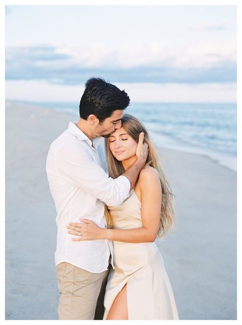 Beach Prenup, Beach Wedding Pics, Engagement Photo Shoot Beach, Pre Wedding Photoshoot Beach, Married In Greece, Engagement Pictures Beach, Prenup Ideas, Couples Beach Photography, Hamptons Beach