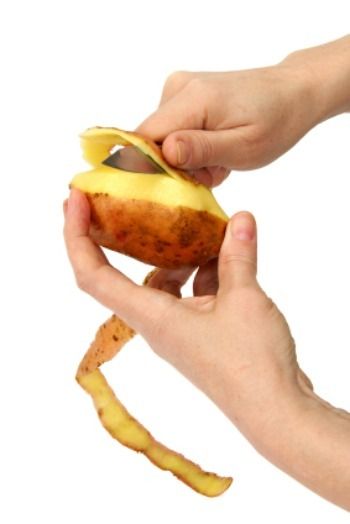 Peeling a potato. Frugal Snacks, Fast Snack, Making Mashed Potatoes, Hair Color Brown, A Potato, Brown Hairstyles, Peeling Potatoes, Italian Dressing, Food Tips